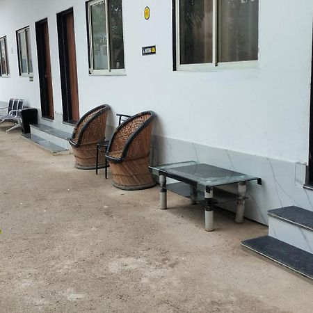 Hotel Maa Gayatri Dham à Vrindāvan Extérieur photo