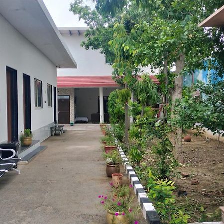 Hotel Maa Gayatri Dham à Vrindāvan Extérieur photo