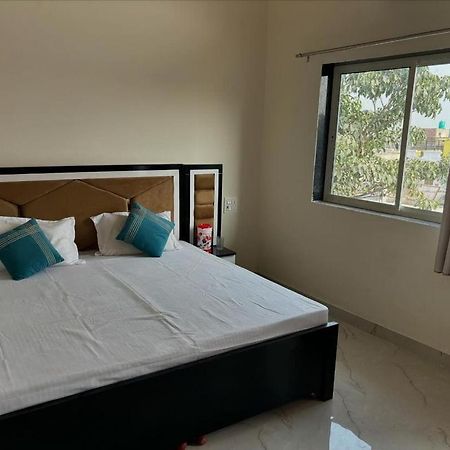 Hotel Maa Gayatri Dham à Vrindāvan Extérieur photo