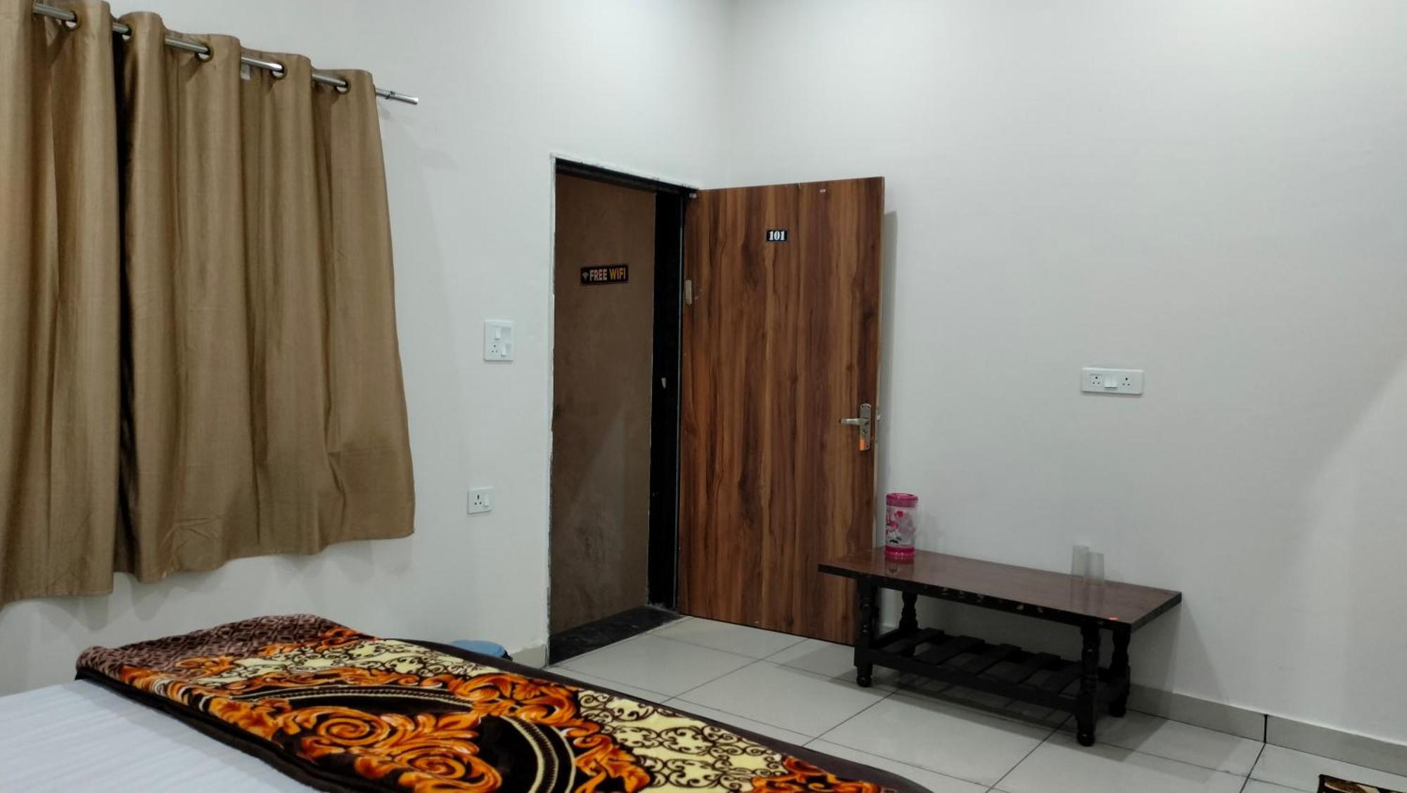 Hotel Maa Gayatri Dham à Vrindāvan Extérieur photo