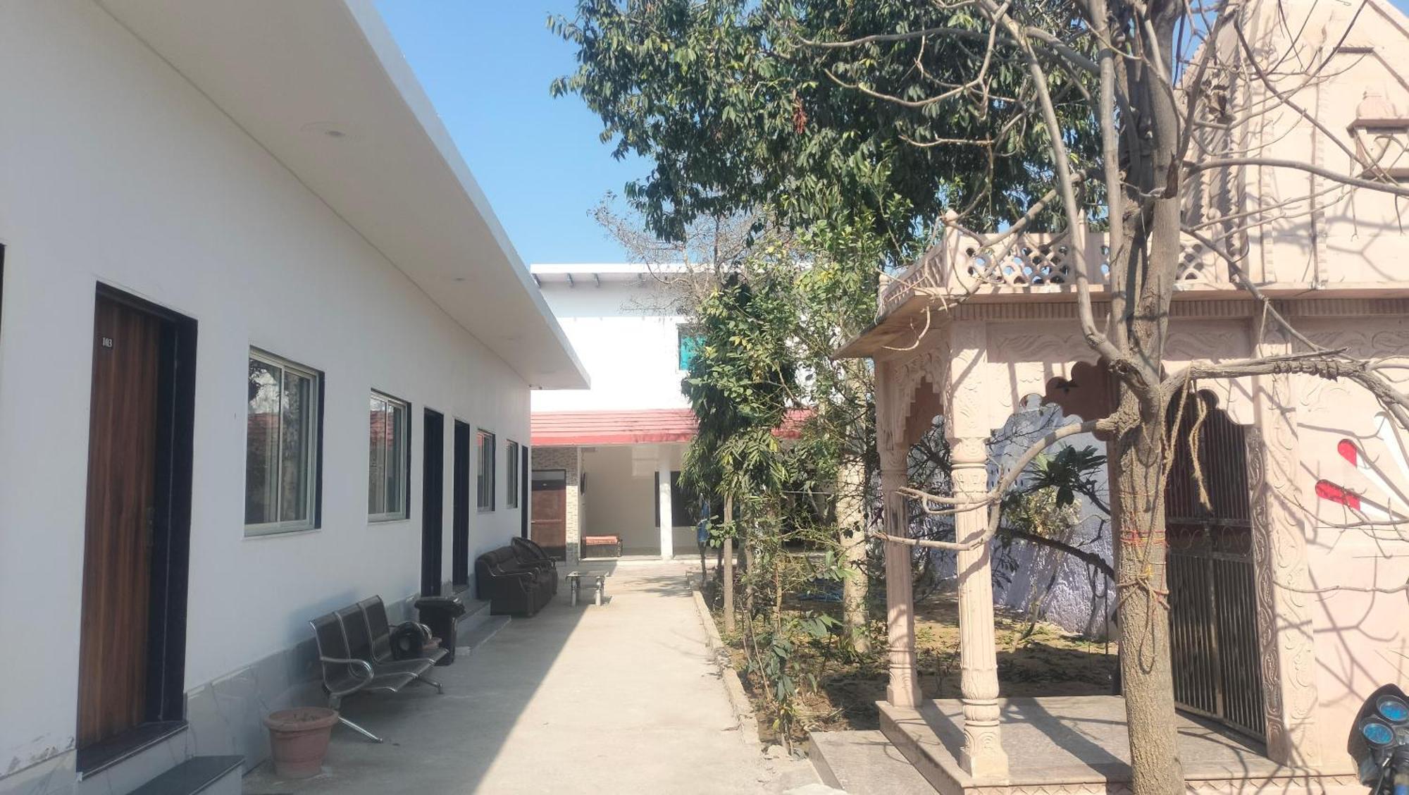 Hotel Maa Gayatri Dham à Vrindāvan Extérieur photo
