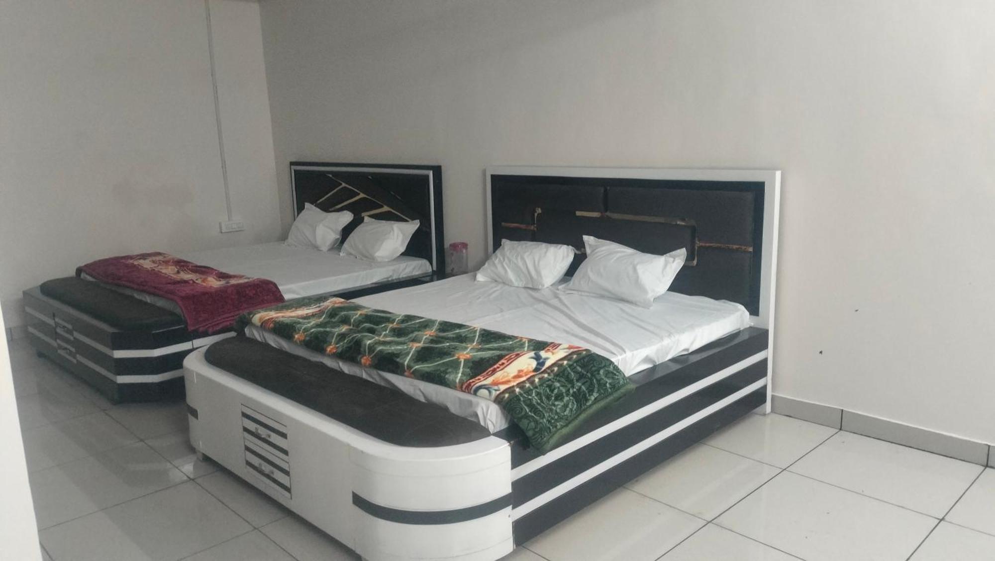 Hotel Maa Gayatri Dham à Vrindāvan Extérieur photo