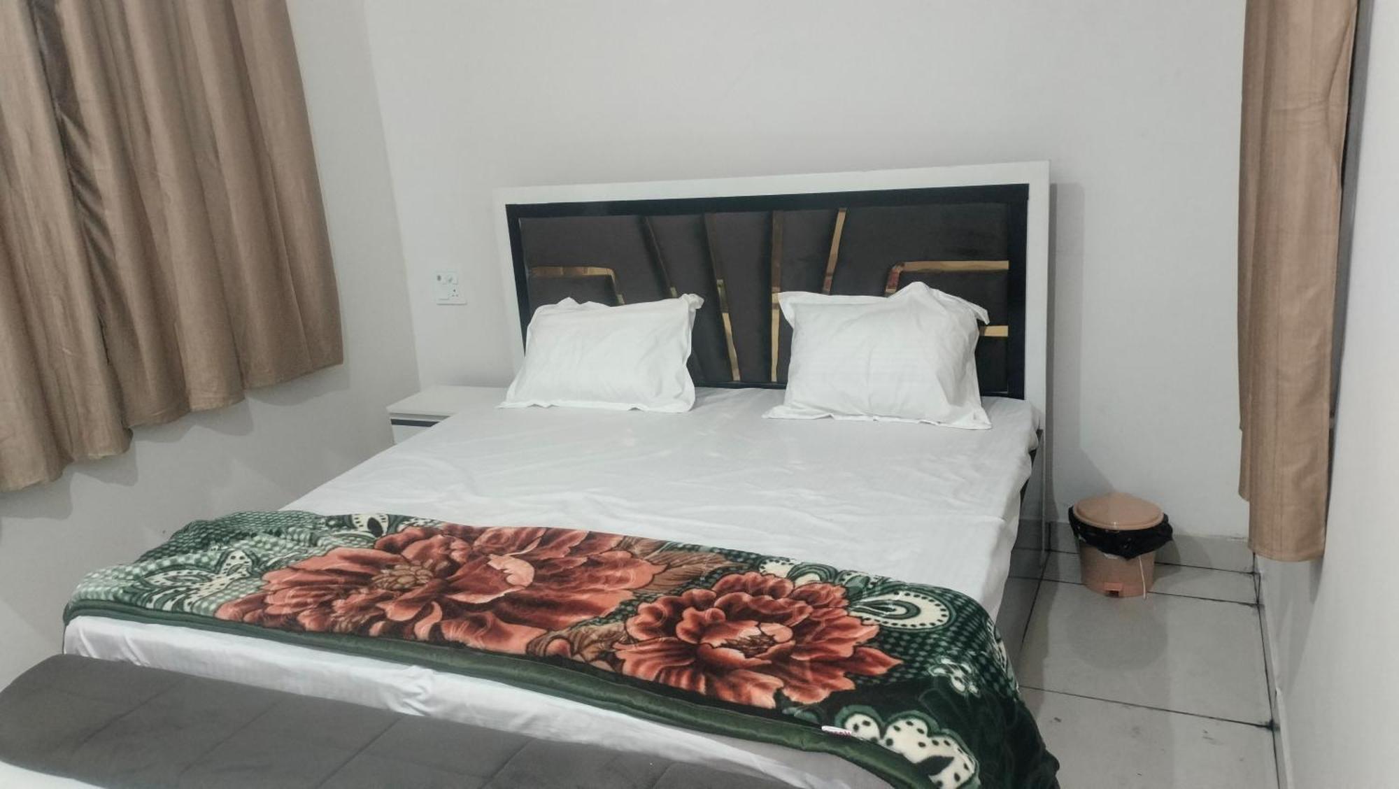 Hotel Maa Gayatri Dham à Vrindāvan Extérieur photo