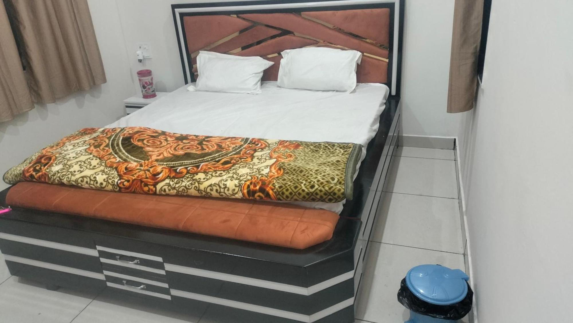 Hotel Maa Gayatri Dham à Vrindāvan Extérieur photo