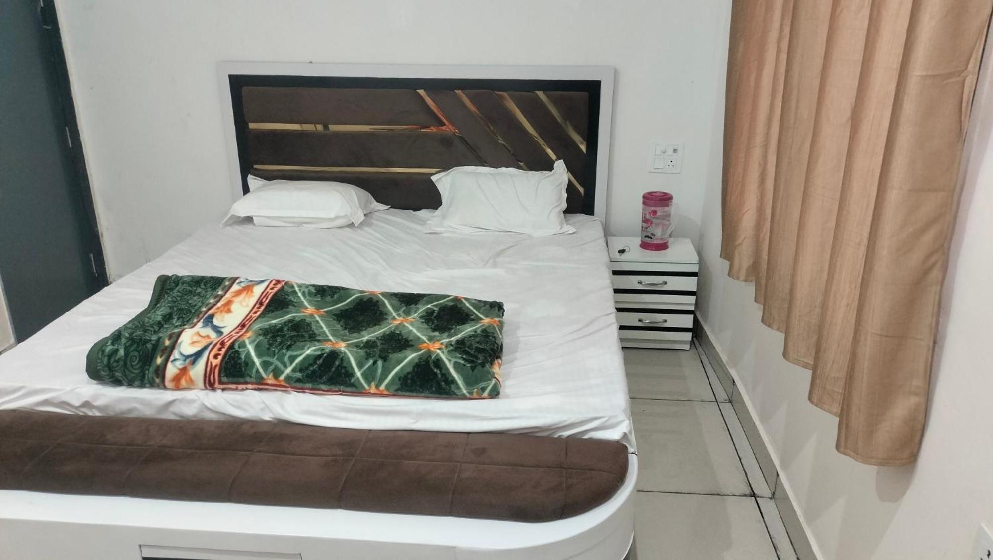 Hotel Maa Gayatri Dham à Vrindāvan Extérieur photo