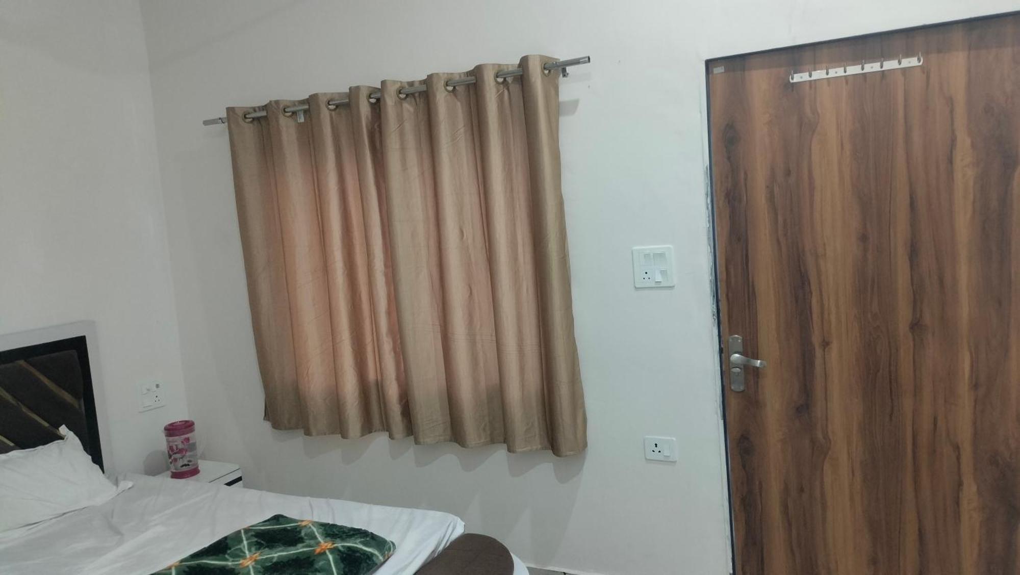 Hotel Maa Gayatri Dham à Vrindāvan Extérieur photo