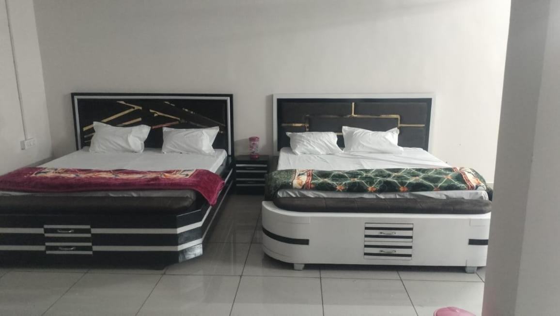 Hotel Maa Gayatri Dham à Vrindāvan Extérieur photo