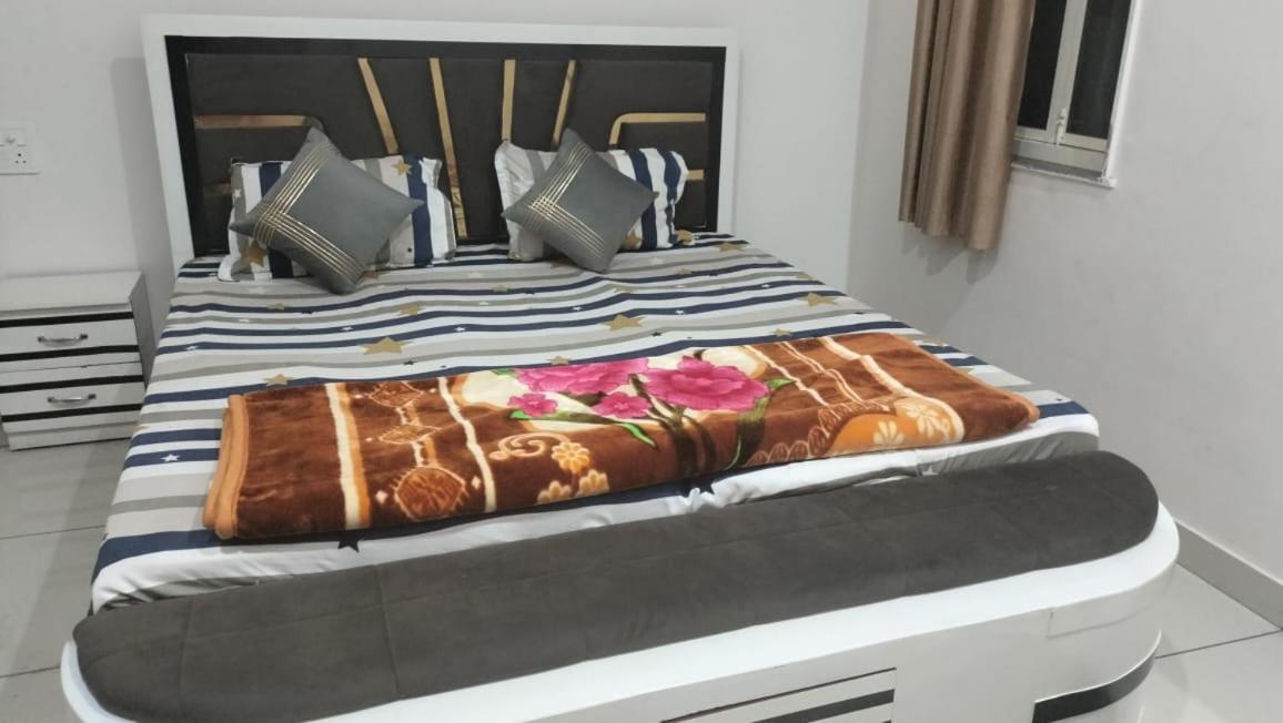 Hotel Maa Gayatri Dham à Vrindāvan Extérieur photo