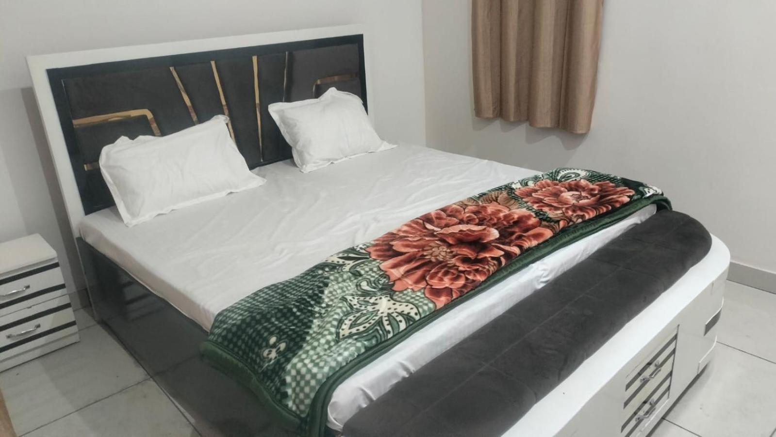 Hotel Maa Gayatri Dham à Vrindāvan Extérieur photo
