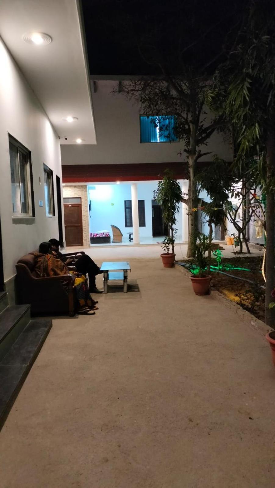 Hotel Maa Gayatri Dham à Vrindāvan Extérieur photo