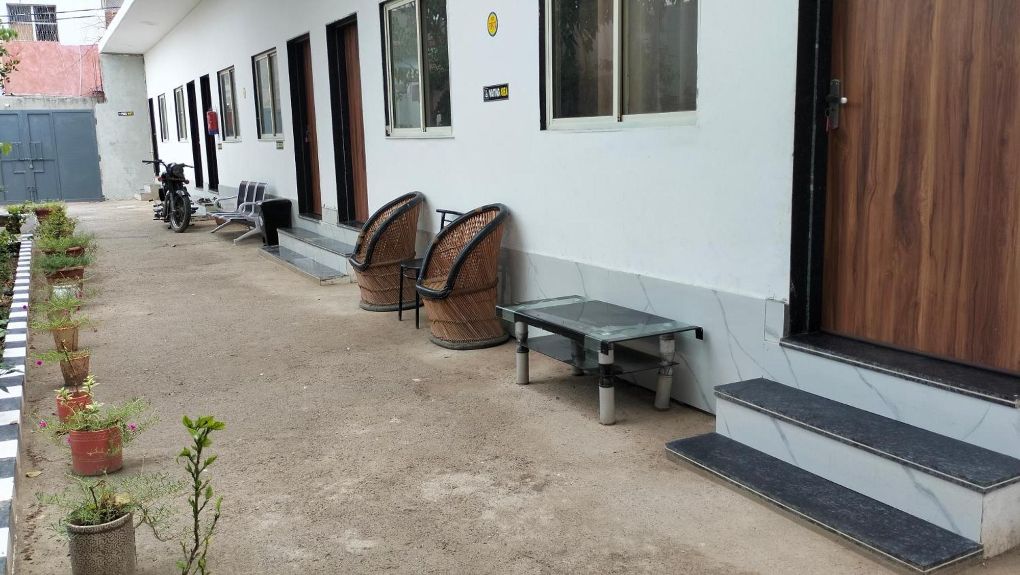 Hotel Maa Gayatri Dham à Vrindāvan Extérieur photo