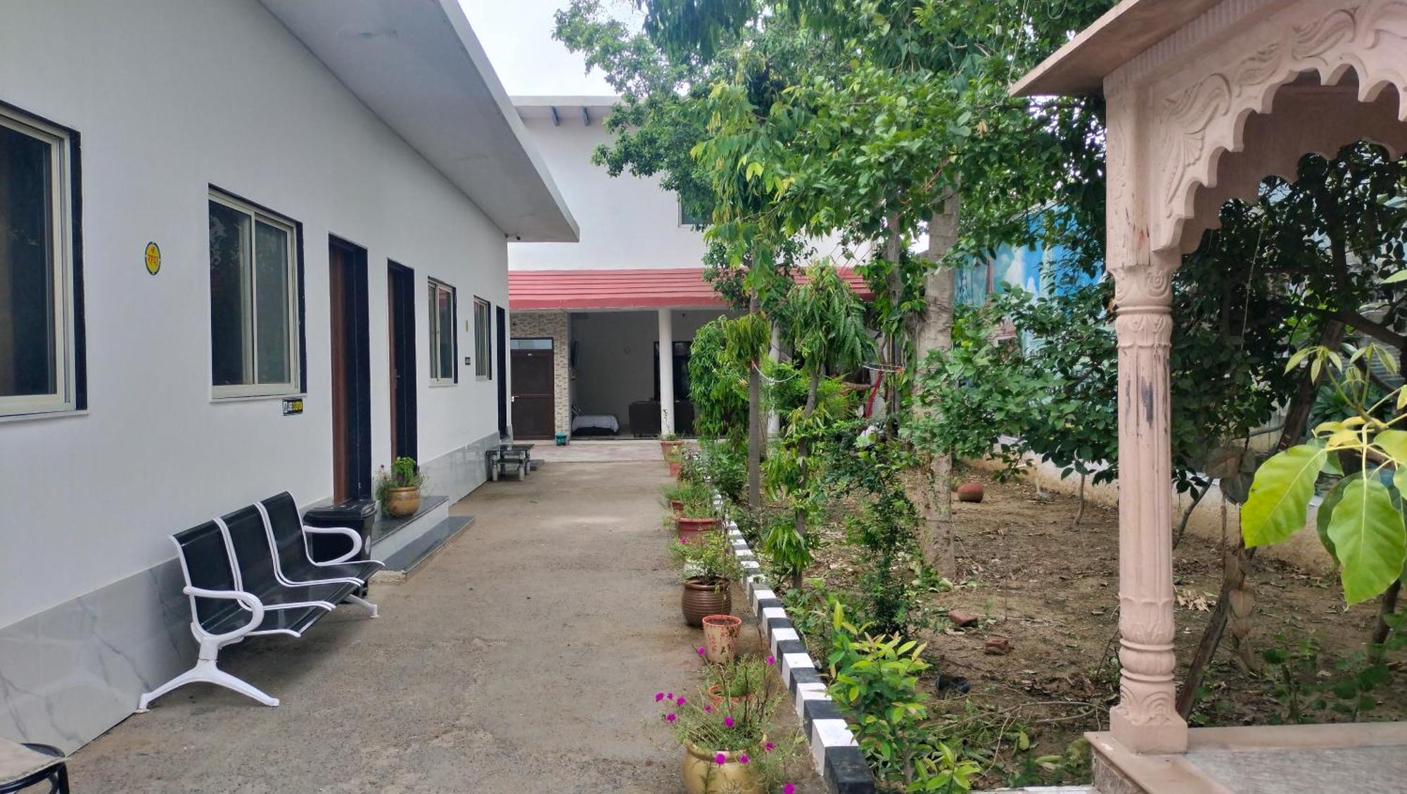 Hotel Maa Gayatri Dham à Vrindāvan Extérieur photo