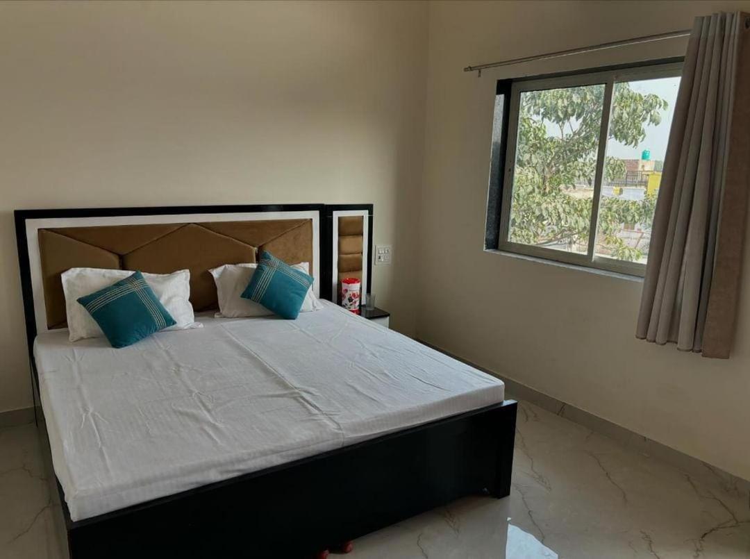 Hotel Maa Gayatri Dham à Vrindāvan Extérieur photo