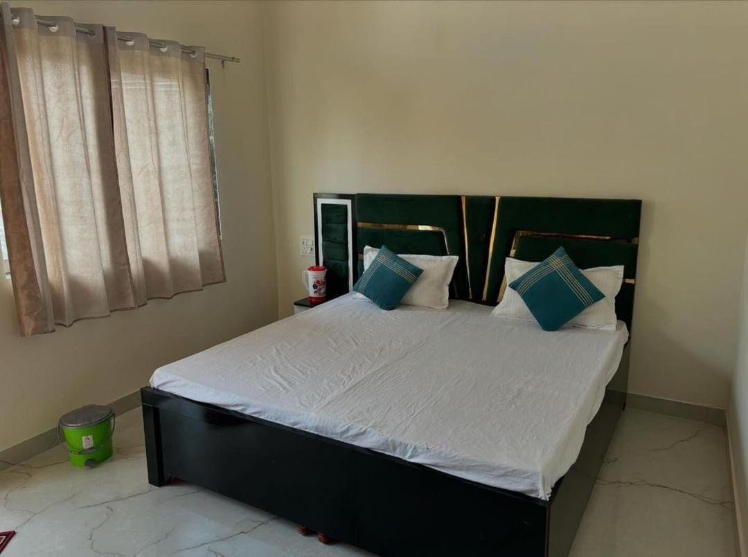 Hotel Maa Gayatri Dham à Vrindāvan Extérieur photo