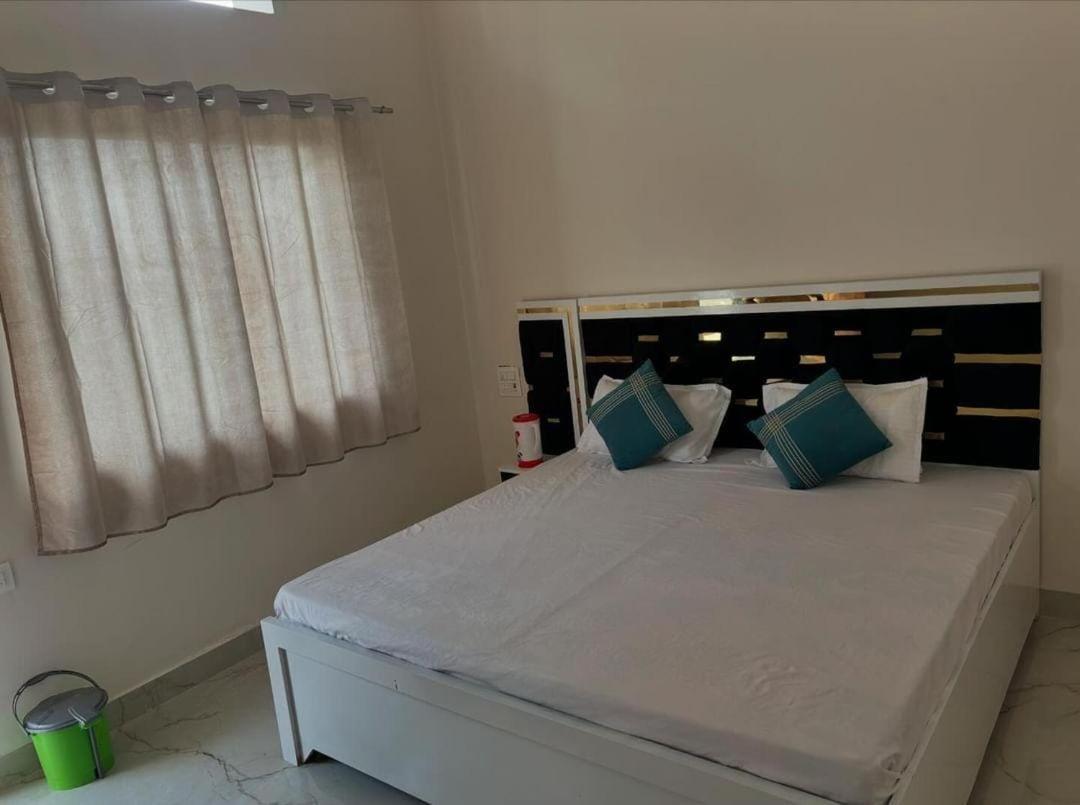 Hotel Maa Gayatri Dham à Vrindāvan Extérieur photo