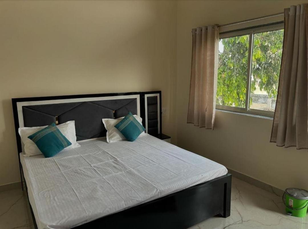 Hotel Maa Gayatri Dham à Vrindāvan Extérieur photo